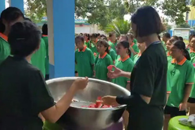 青少年成长特训学校学员训练后吃西瓜消暑